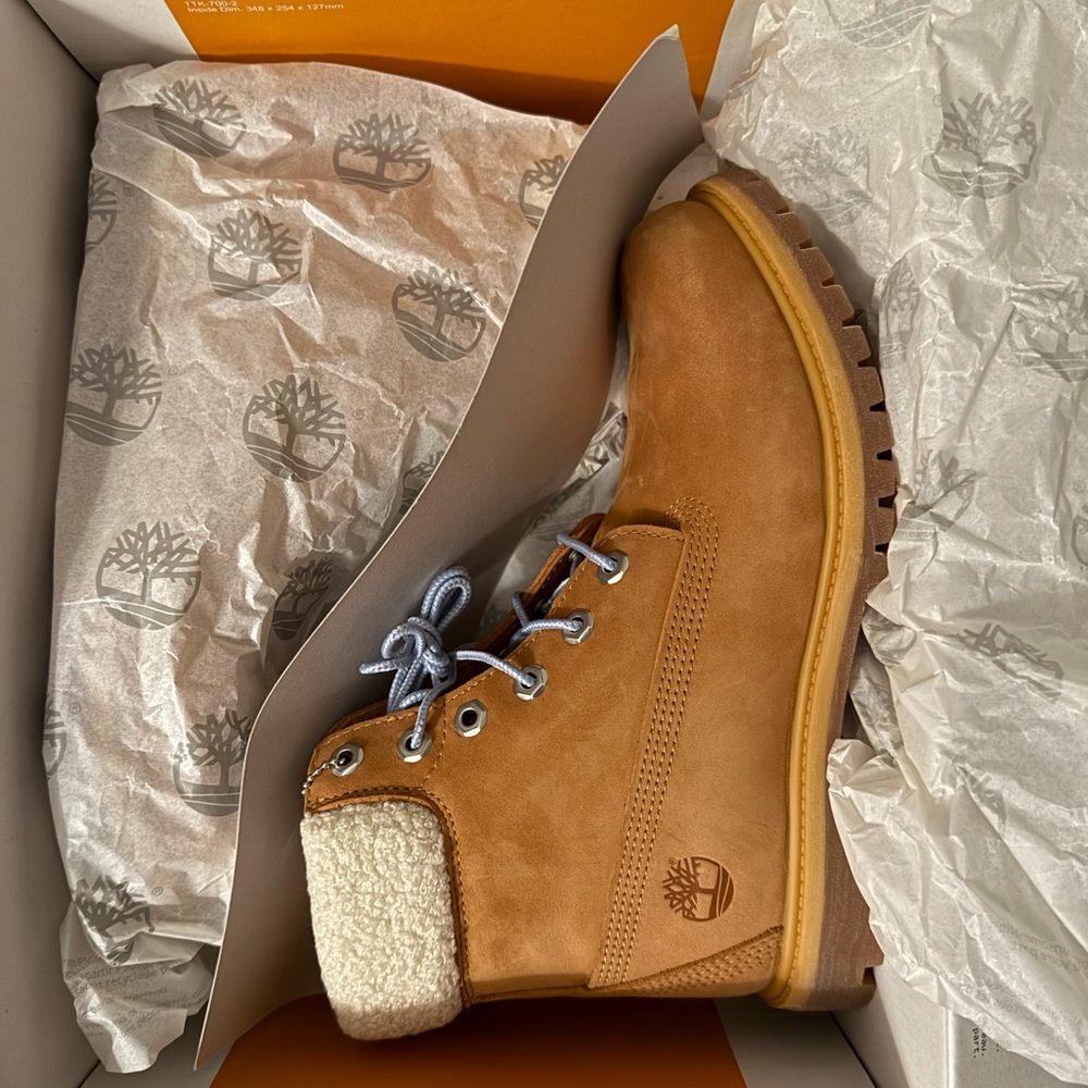 NWT — in box — 2023 Timberland Wmns 6 Inch Premium Boot 'Wheat Blue Fur Collar' - Picture 2 of 7